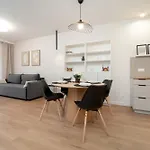 Beautiful With Balcony By Renters Lejlighed