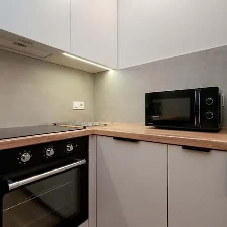 Beautiful With Balcony By Renters