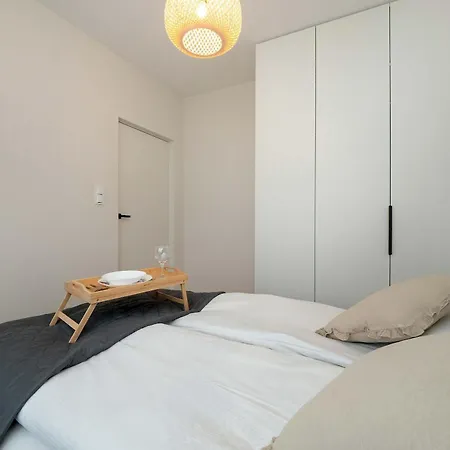 Beautiful With Balcony By Renters Appartement