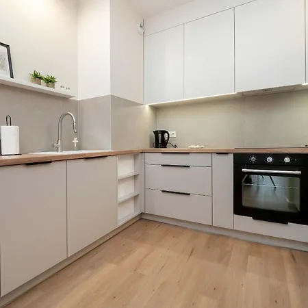 Beautiful With Balcony By Renters *