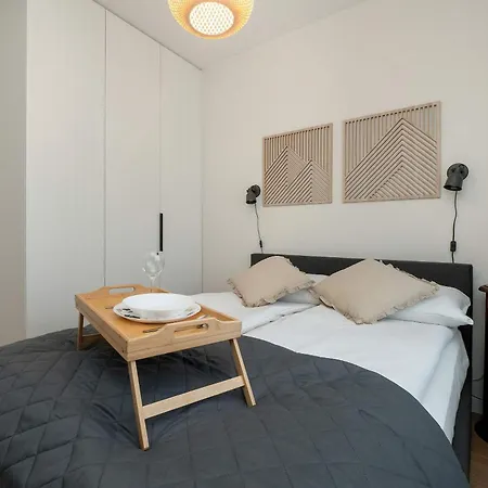 Beautiful With Balcony By Renters *