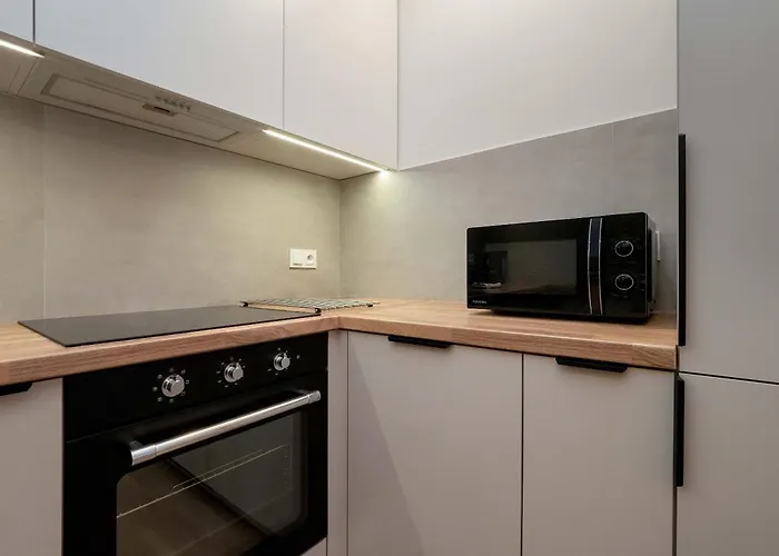 Beautiful With Balcony By Renters