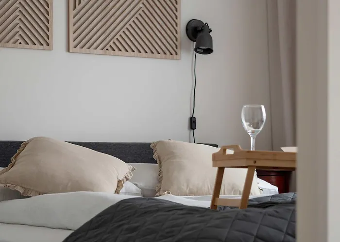 Beautiful With Balcony By Renters